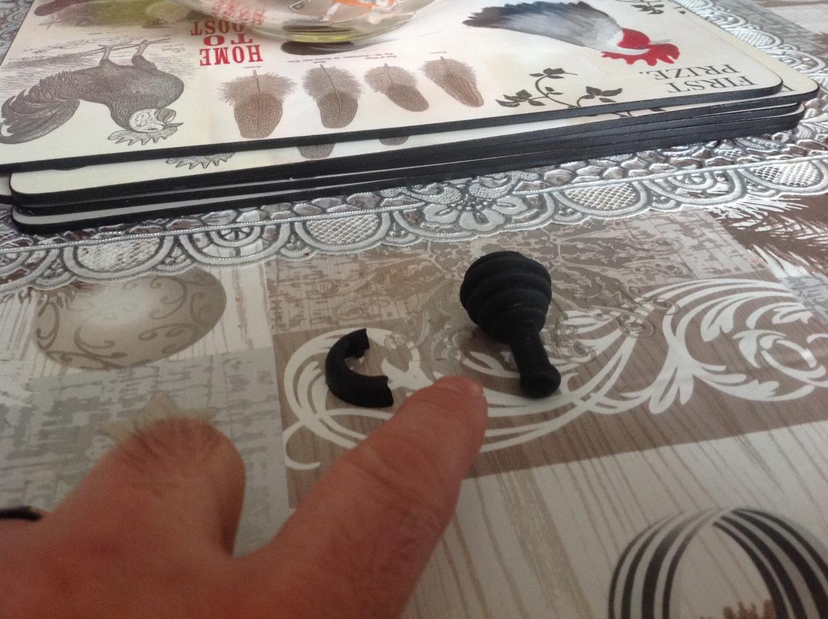 Unidentified rubber bung? With fluid leak