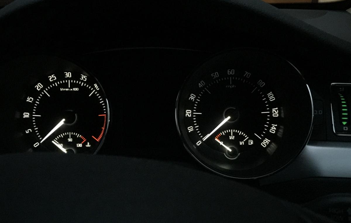 Speedo only half lit