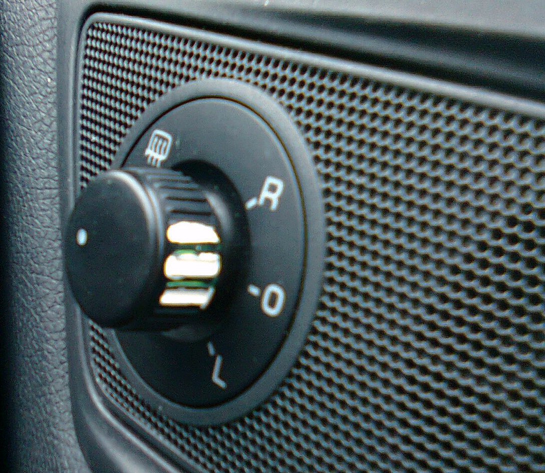 Heated door mirror switch visual aid to see if it is on. Skoda