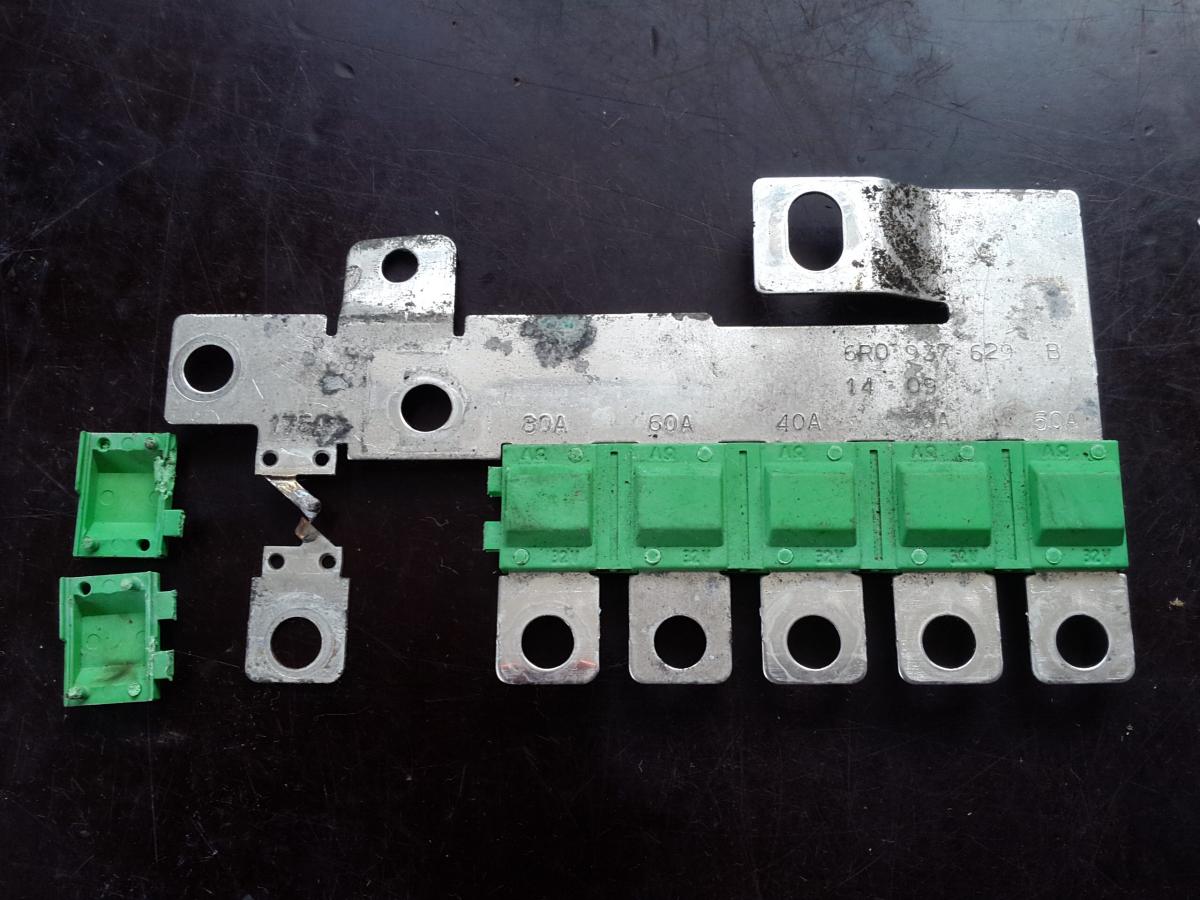Fusible link on battery