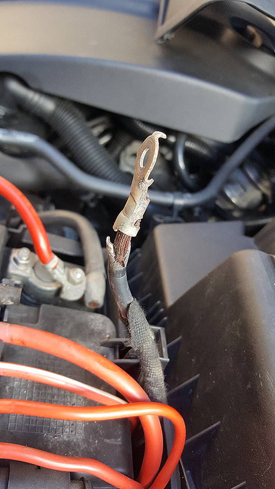 Burning in the fusebox at the top of the battery. - Skoda ... skoda fabia 05 fuse box 