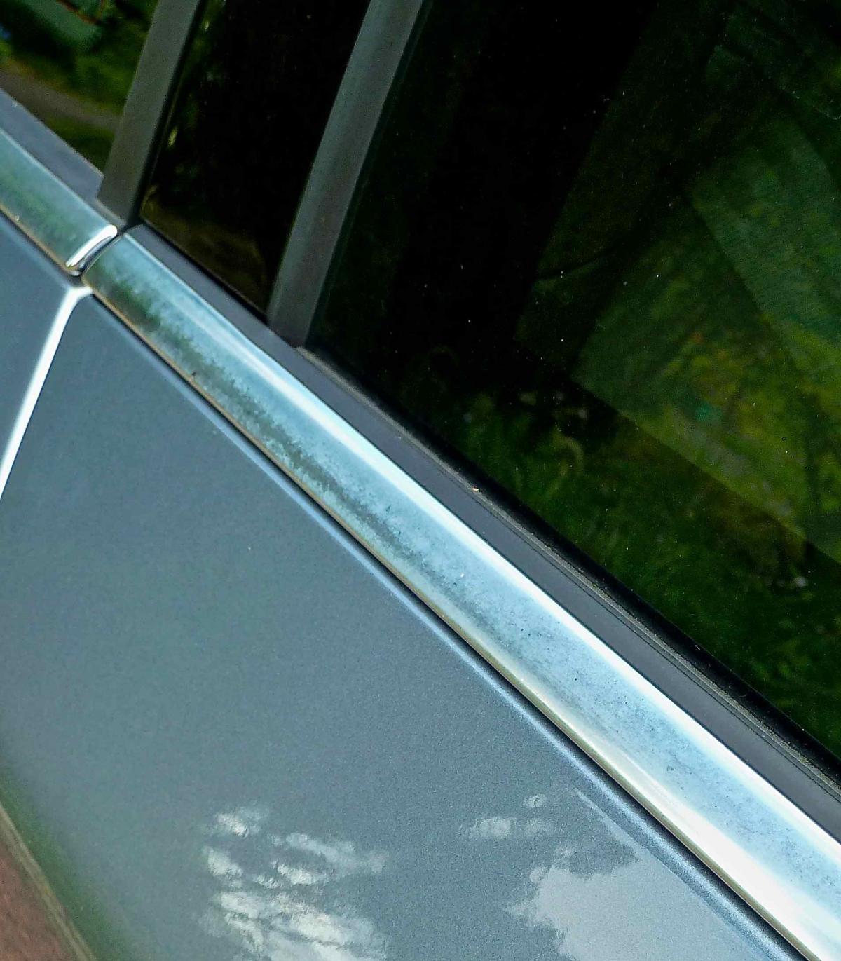 CHROME TRIM DISCOLOURED