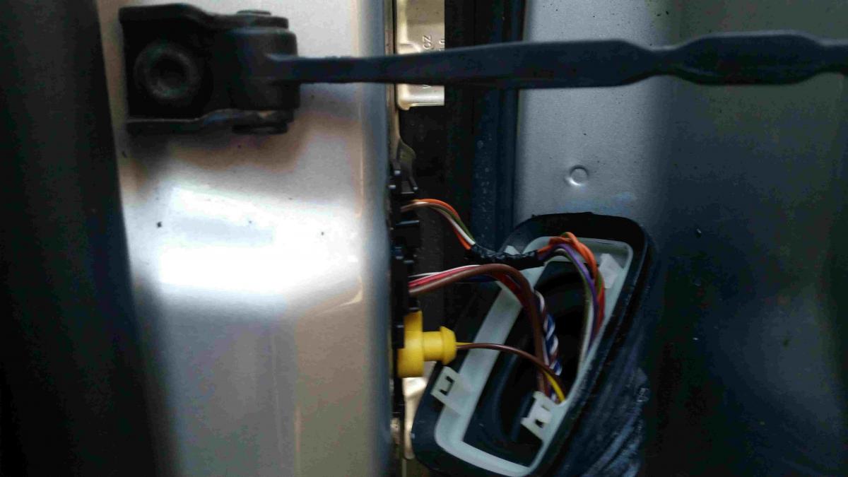 Drivers side door card light and wing mirror puddle light not working Skoda Octavia Mk II