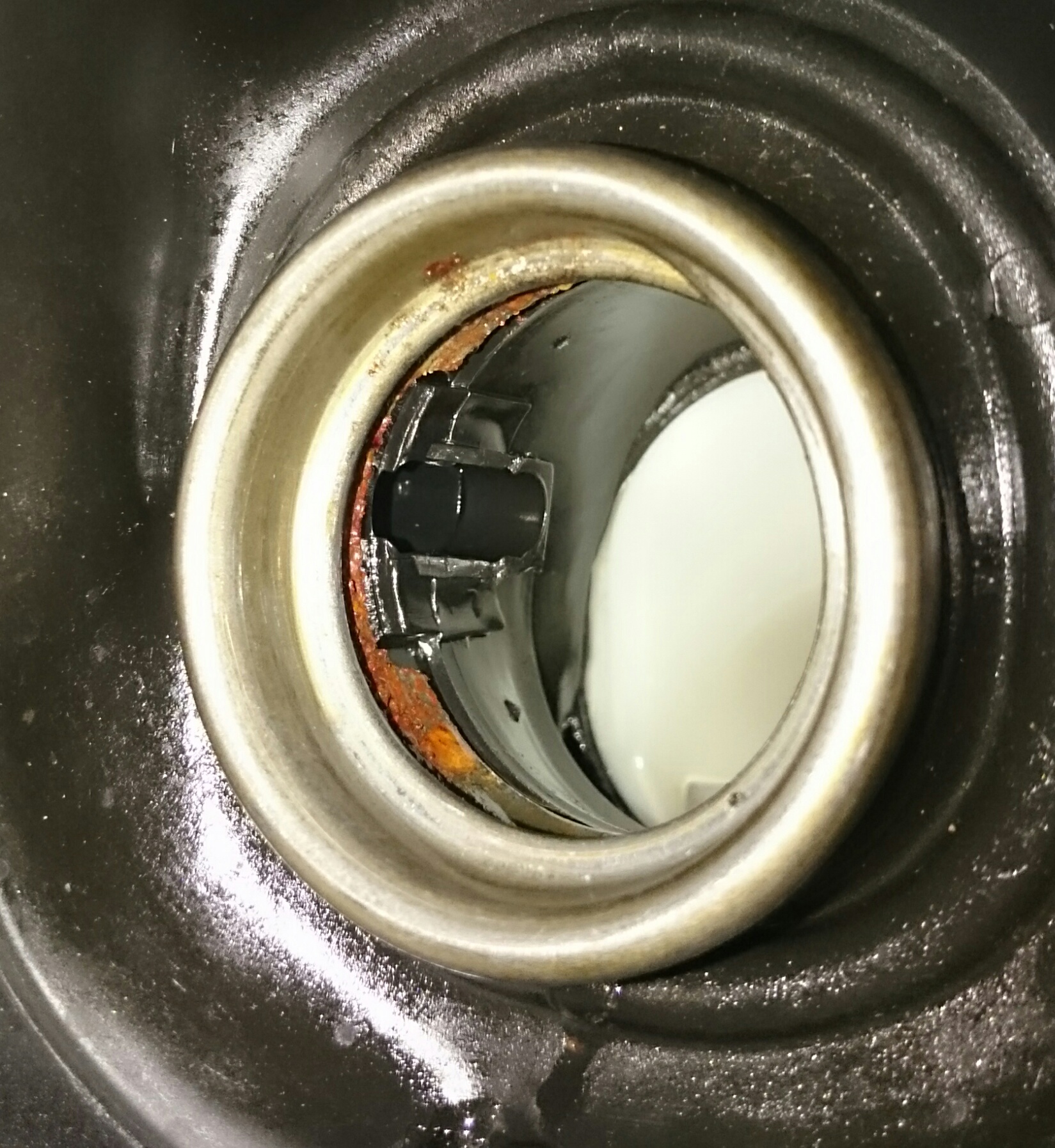 Rust in fuel filler neck Skoda Superb Mk I (20012008) BRISKODA