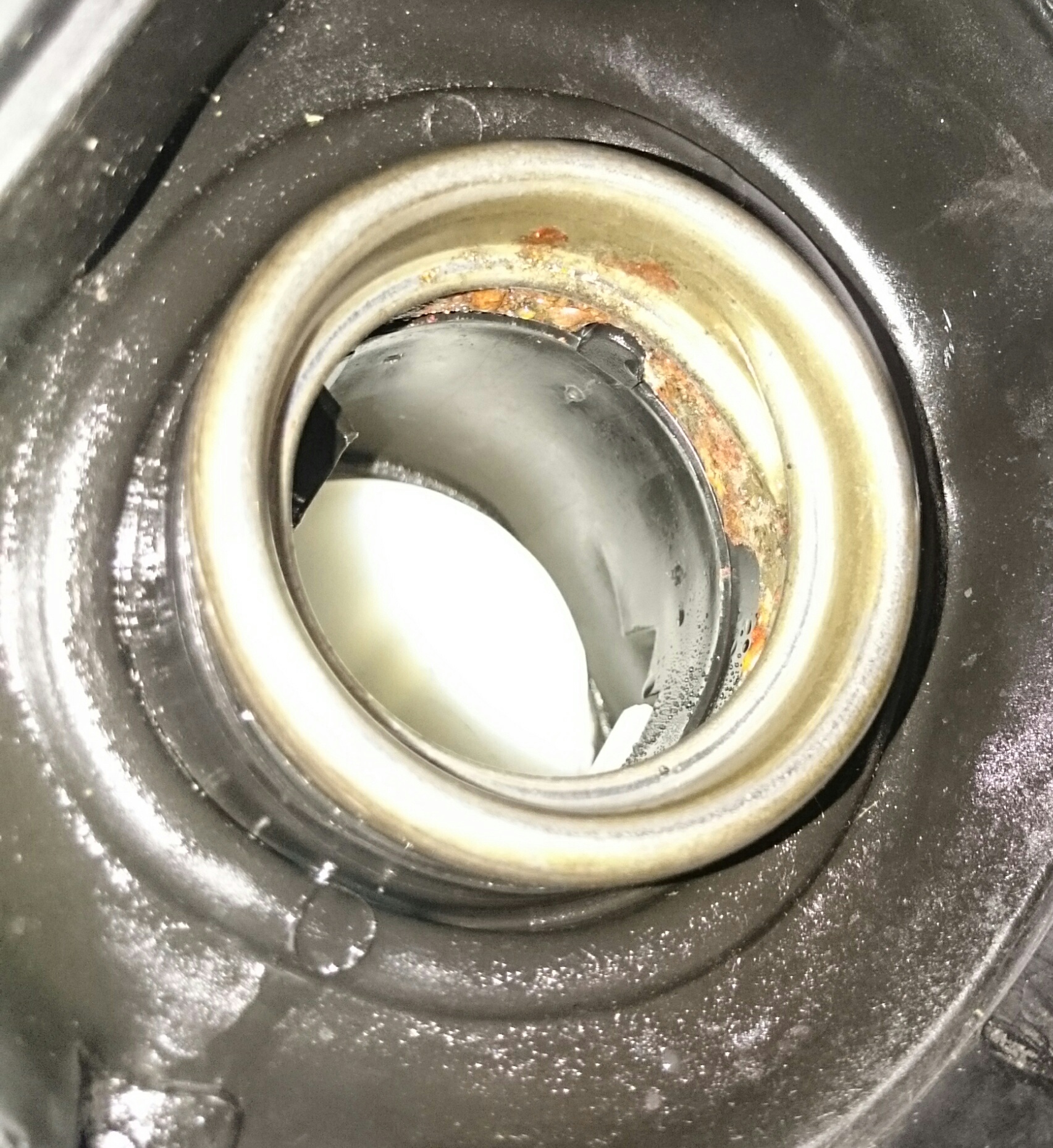 Rust in fuel filler neck Skoda Superb Mk I (20012008) BRISKODA