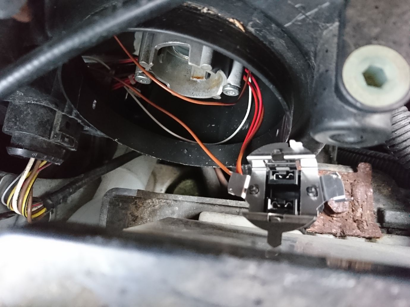 07 Roomster Scout 1.9 Diesel headlight replacement.