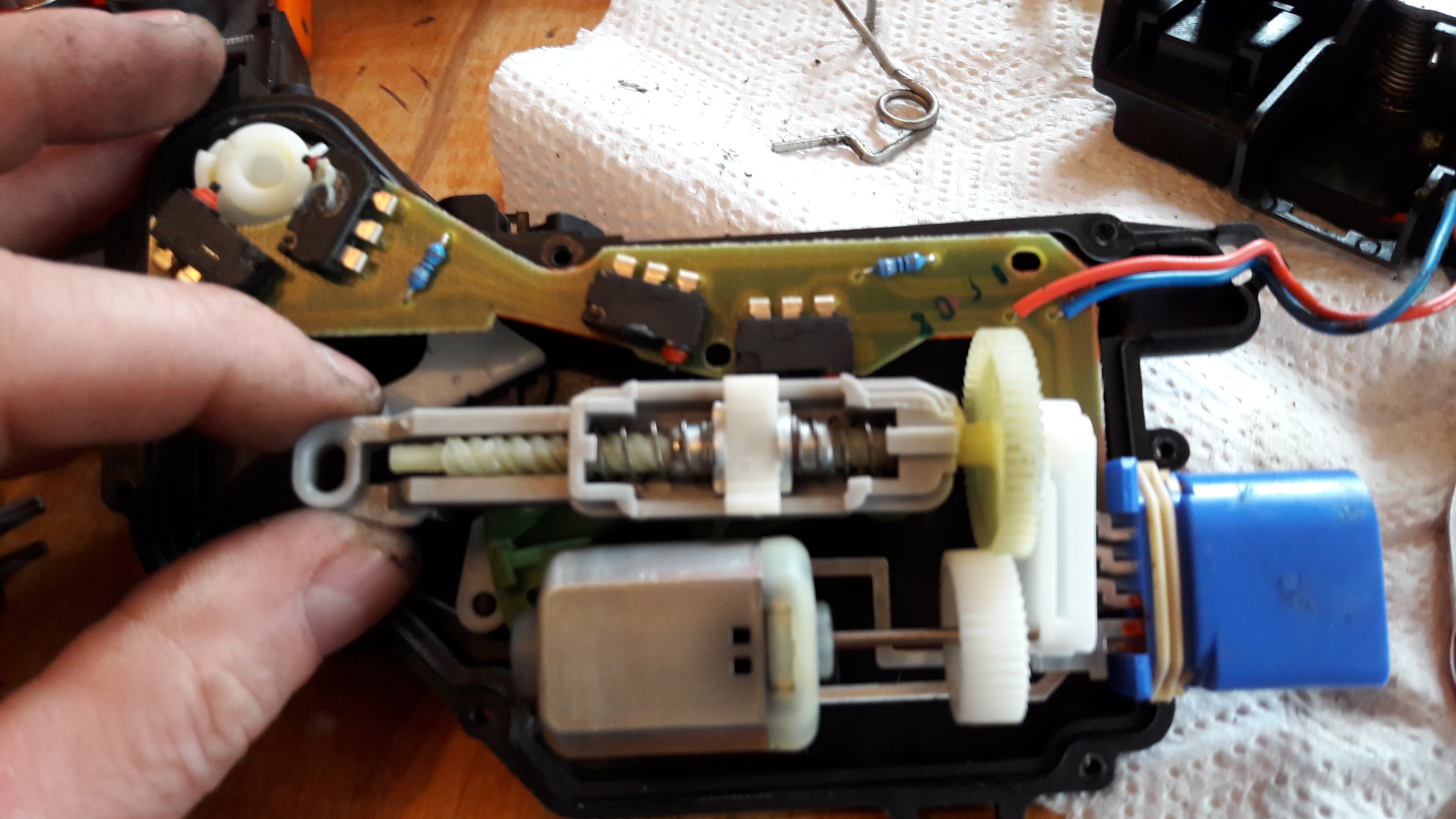 Replacing door lock module Skoda Fabia Mk I (19992007) BRISKODA