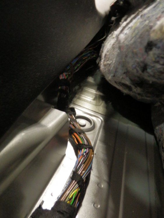 593335bcbccd5_Cableloomrearseat.thumb.JPG.d1784d6c857e835b602ac1deb51f4481.JPG
