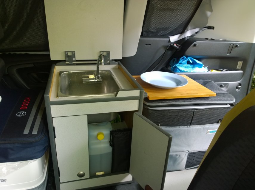 Roomster-RV-Qube-Galley2.JPG.b45458b39baad517322484420bc98601.JPG