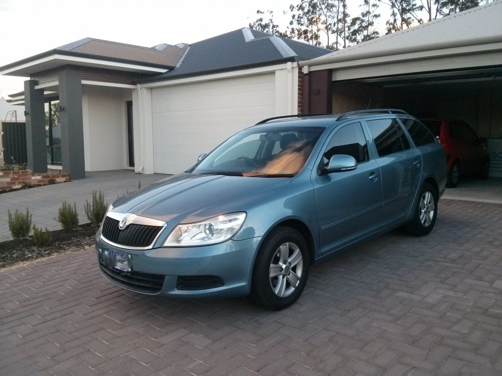 SKODA Octavia 2011 77TDI Wagon.jpg