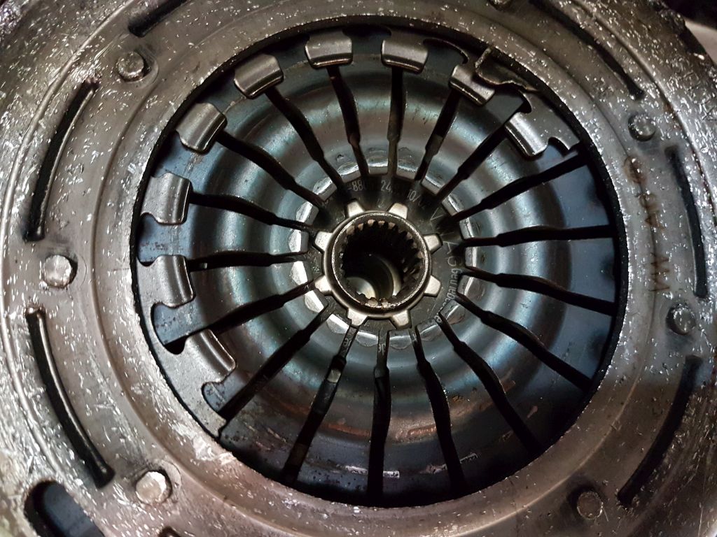 broken parts in clutch on diaphragm spring