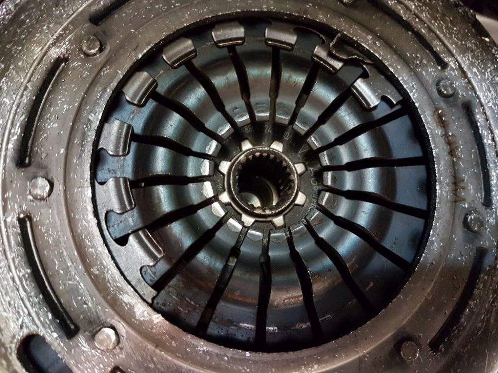 broken parts in clutch on diaphragm spring Skoda Superb Mk II (2008