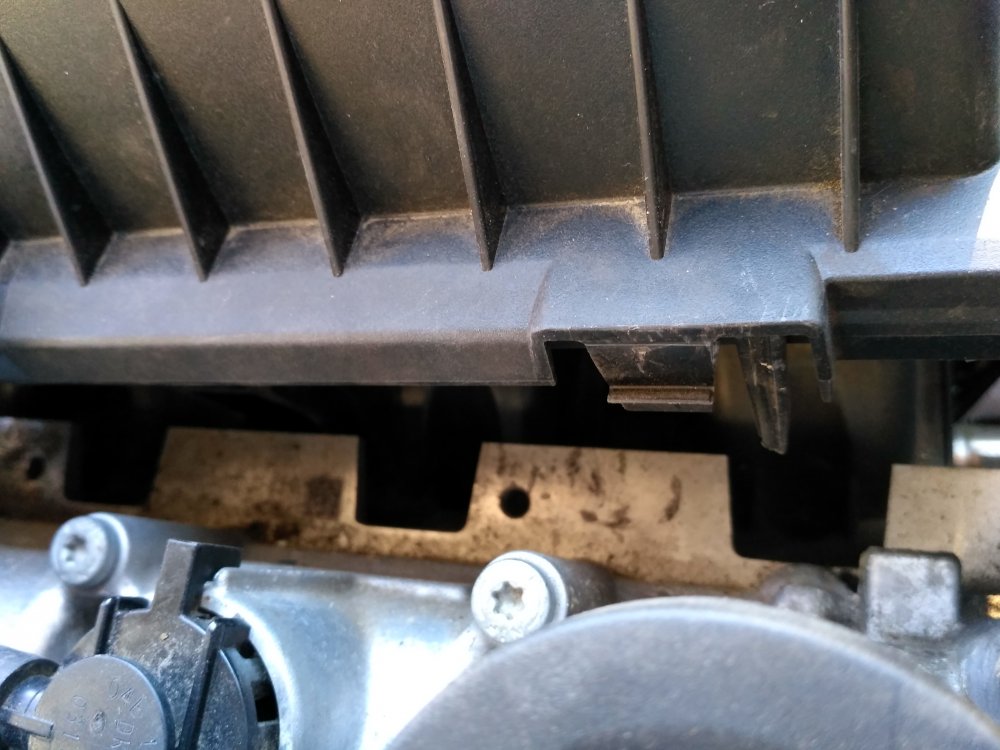 1.4TSI air filter element housing part broken clip Skoda Octavia