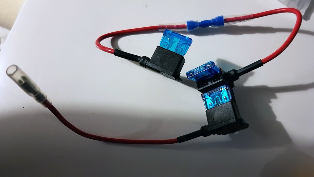 Piggyback fuse setup for 12V switched power sockets inside the car