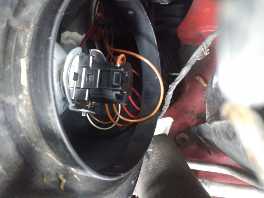 Headlight bulb H7 removal. Skoda Fabia Mk II (20072014) BRISKODA