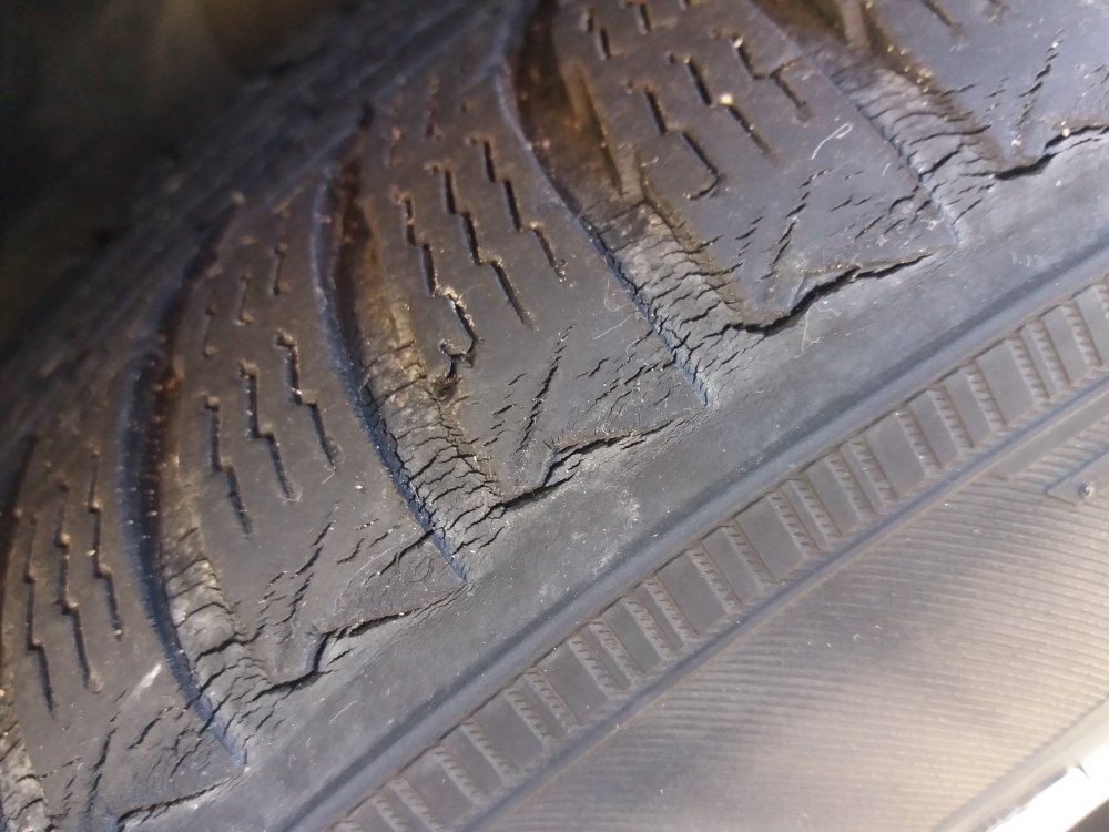 Cracked Tyres Skoda Superb Mk II BRISKODA