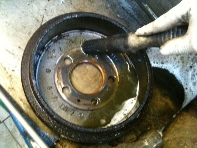 Cleaning Fabia rear drum brakes. Page 2 Skoda Fabia Guides BRISKODA