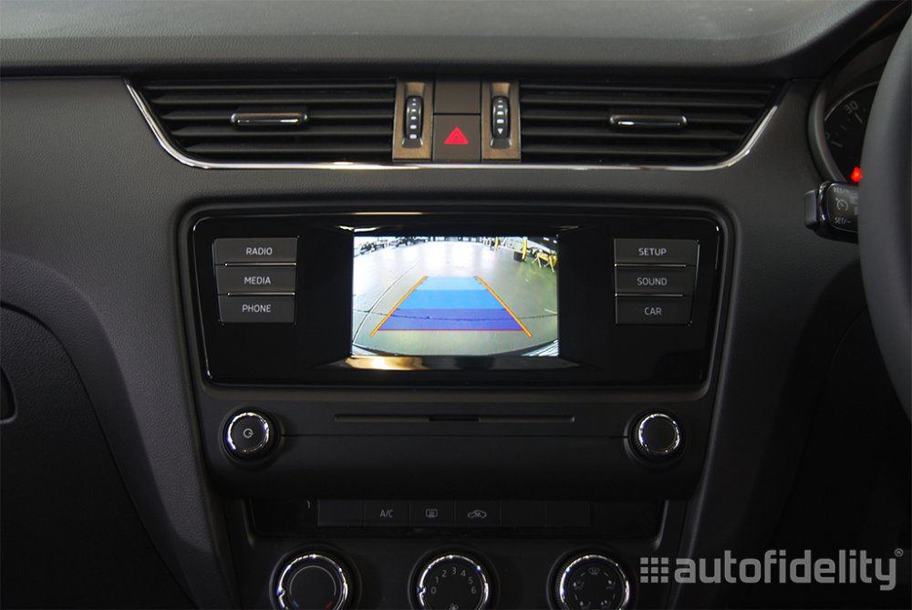 Integrated-rear-view-camera-system-with-dynamic-guidelines-for-vehicles-with-Swing-Radio-1.jpg