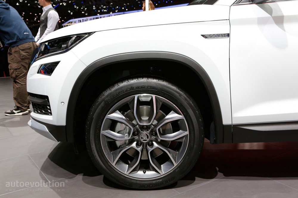 skoda-kodiaq-sportline-and-scout-show-show-carbon-and-wood-interiors-in-geneva_9.thumb.jpg.00d273081d47c2734b98381e516b580b.jpg