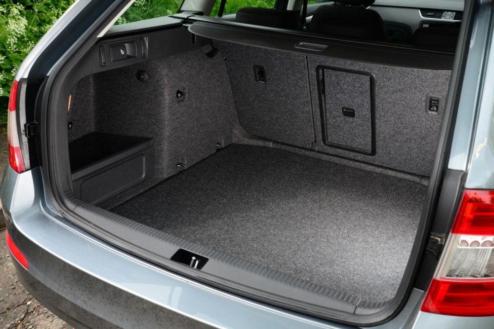 skoda-octavia-estate-4x4-boot-space.thumb.jpg.8fb7b6315471627e33f5aaadc696e166.jpg