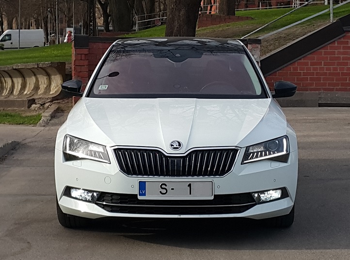 Eyelashes Superb 3 vs Jaguar XE