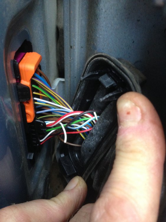 Broken loom wires at drivers door hinge connection, Fabia II Skoda