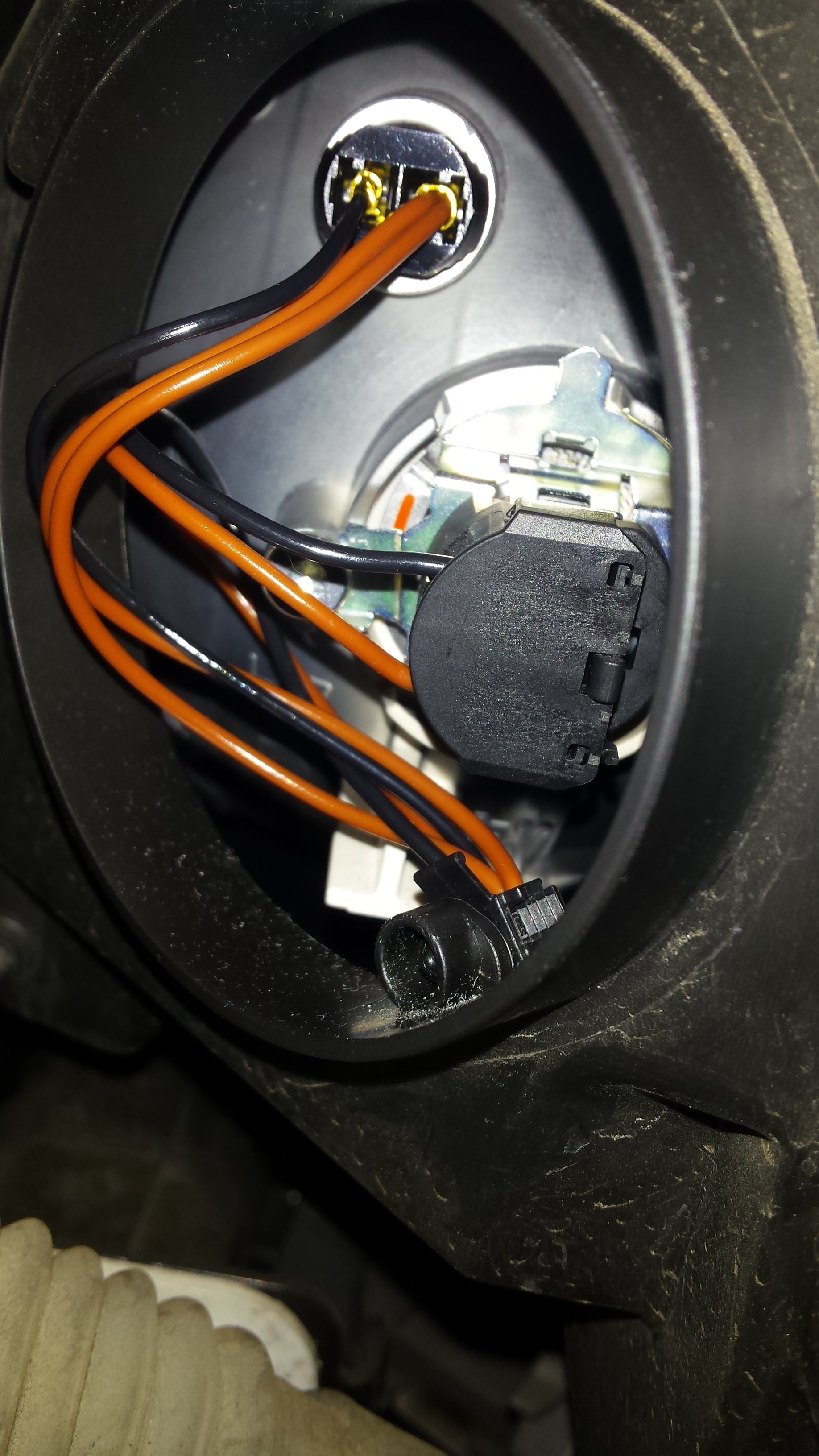 Help changing main headlight bulb - Skoda Fabia Mk II ...