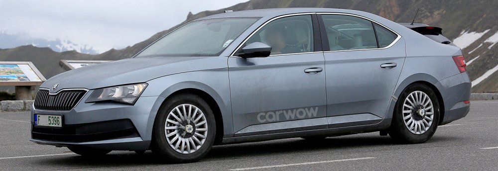 skoda-superb-facelift-prototype-spyshots-driving-side-1.thumb.jpg.e78a6fc6040c40a7f56d324a6b639b0f.jpg