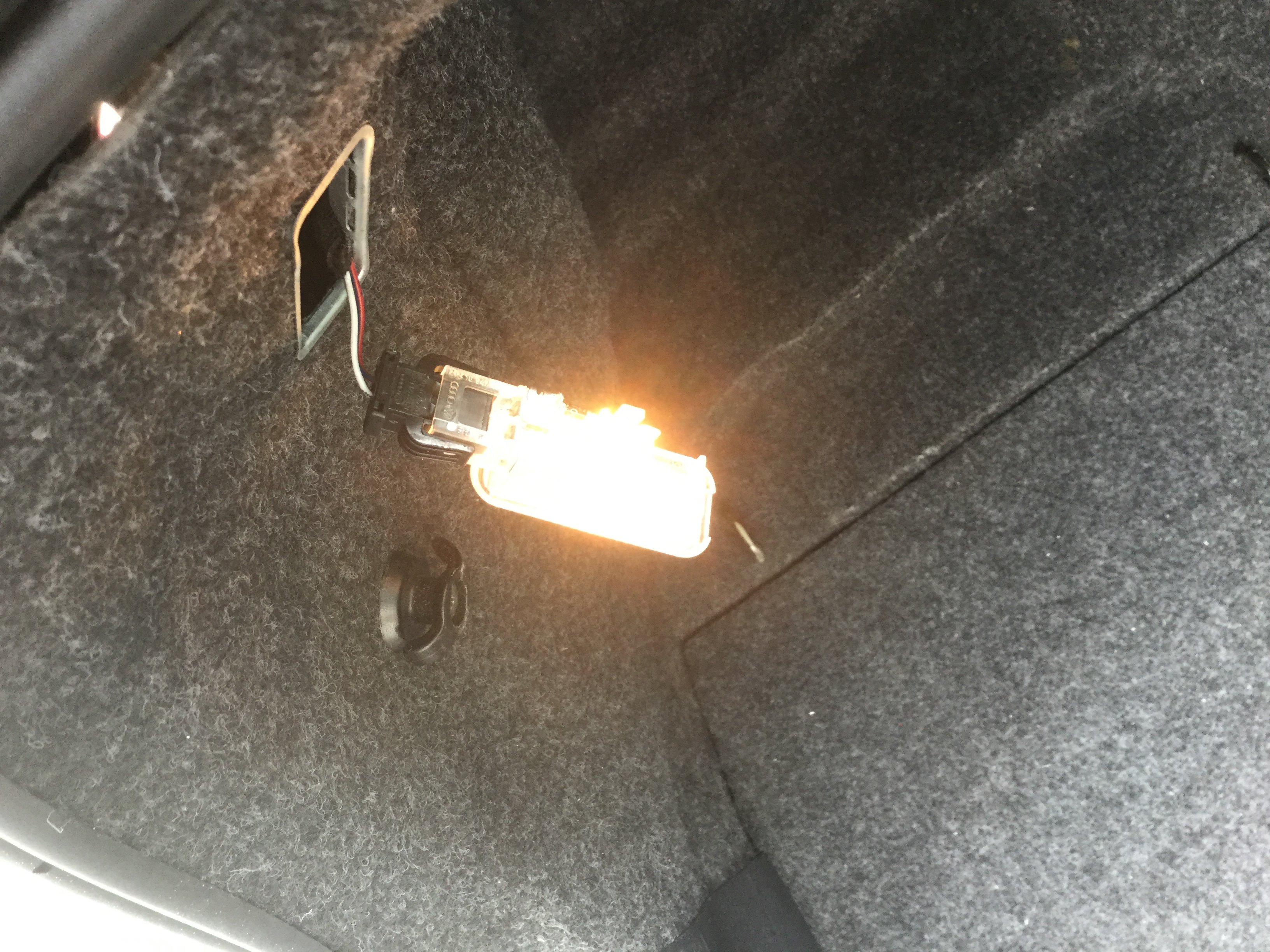 Replace boot light bulb Skoda Octavia Mk II (2004 2013) BRISKODA