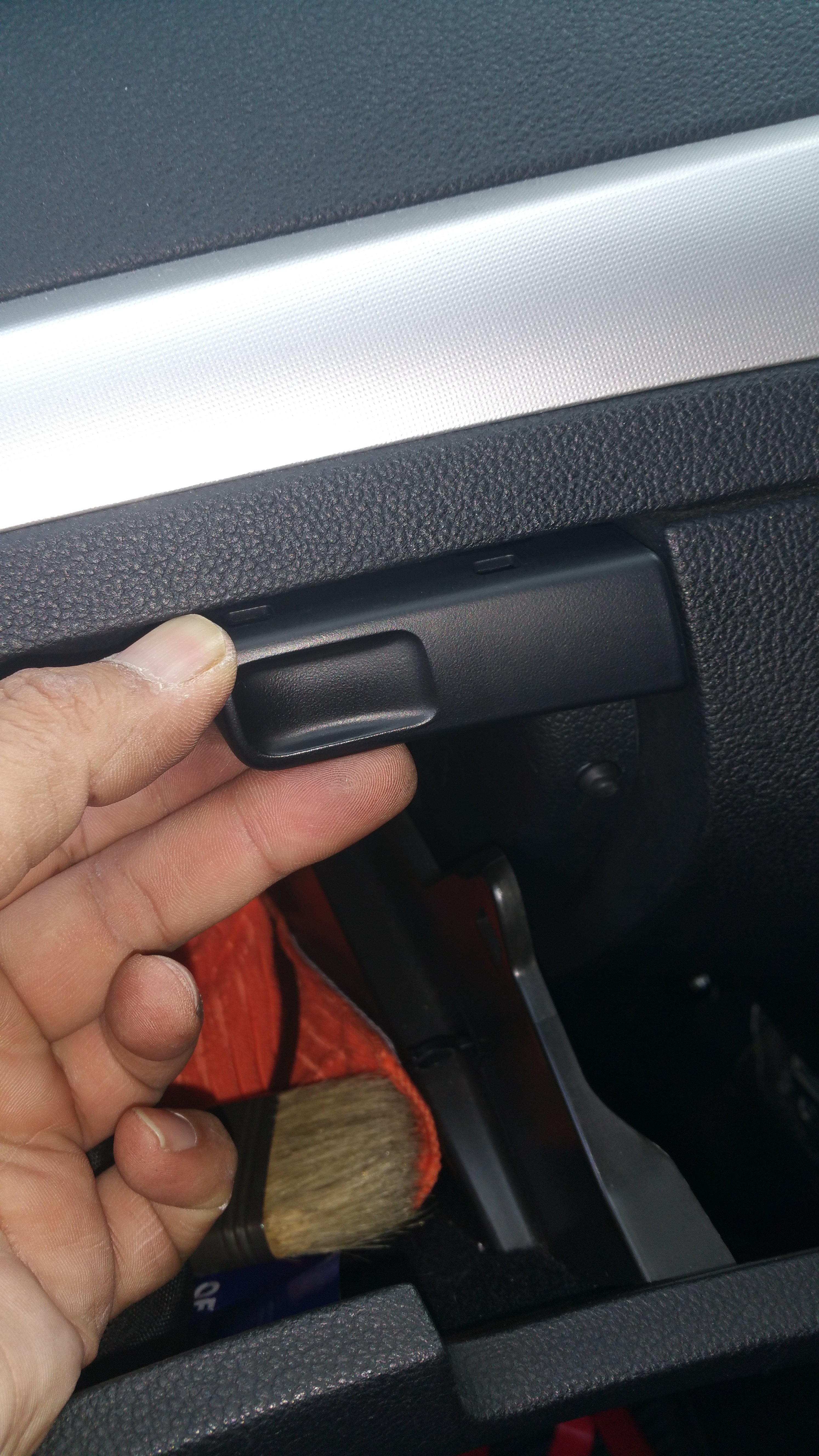 Removing the glove box Skoda Superb Mk II (20082015) BRISKODA