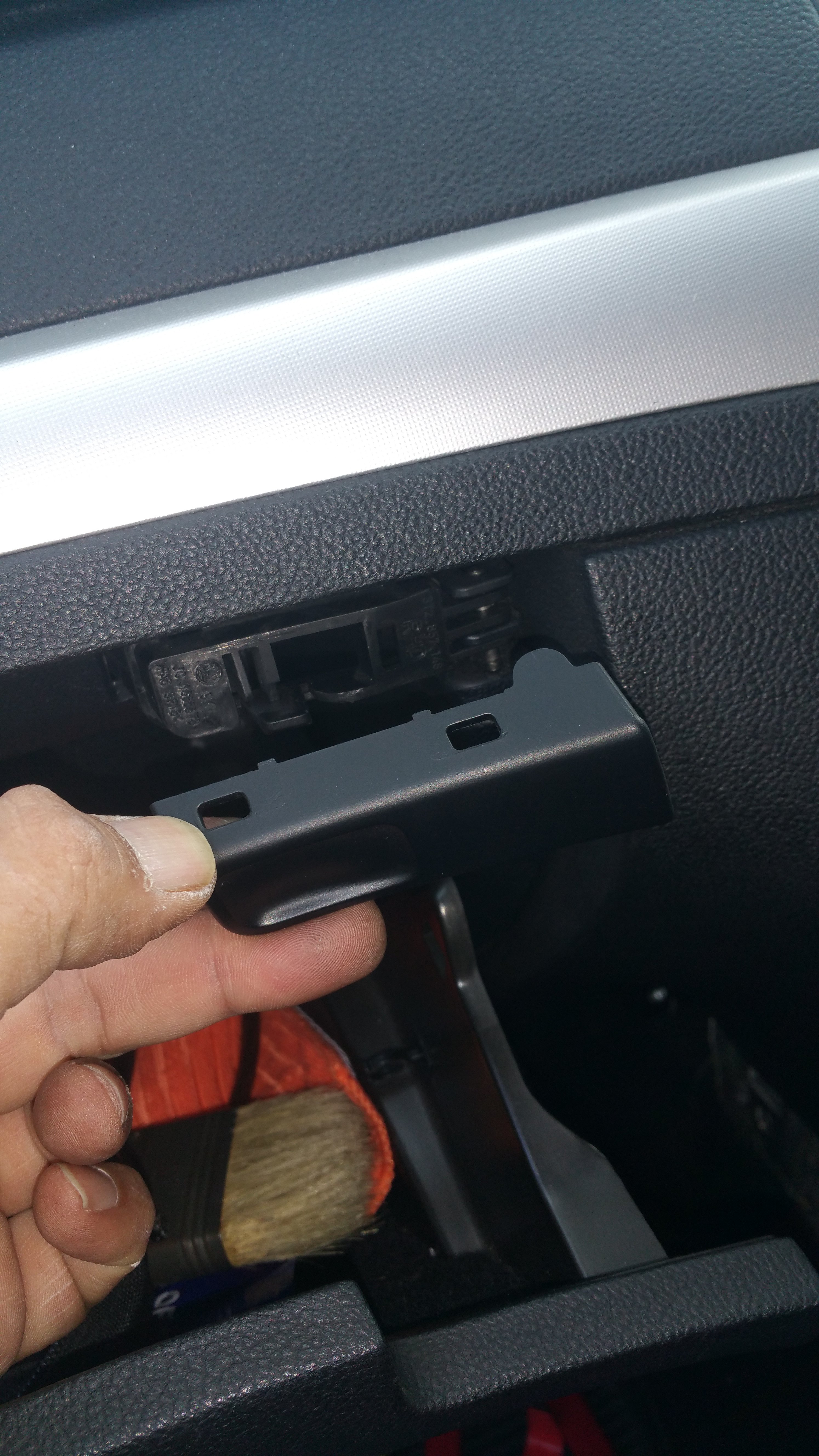 Removing the glove box Skoda Superb Mk II (20082015) BRISKODA