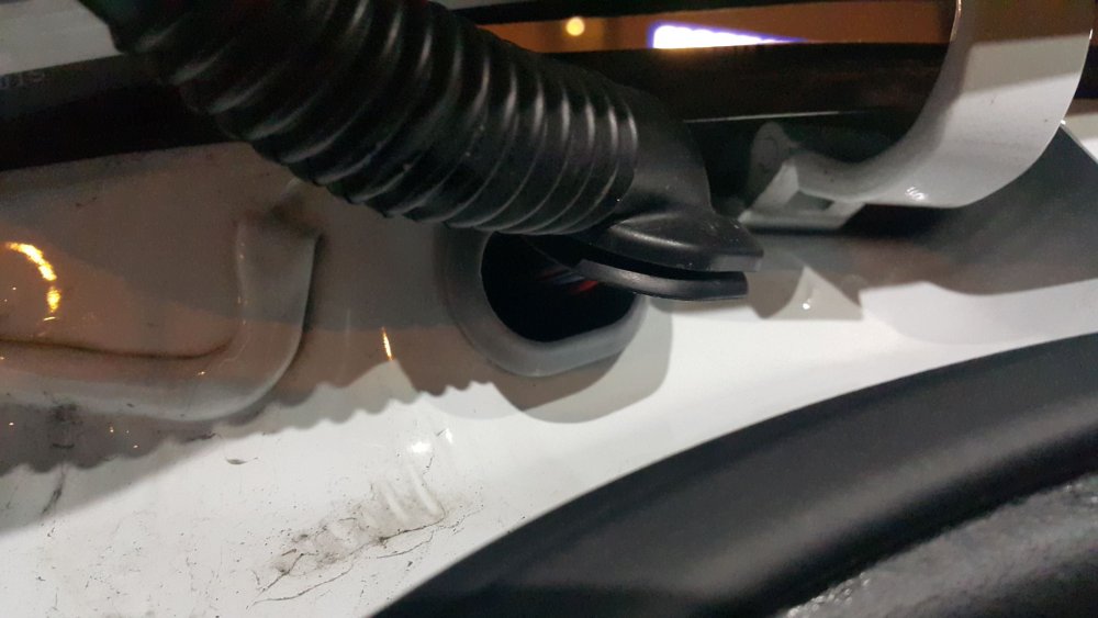 20181125_Boot_Lid_Cables_Cover_4MP.thumb.jpg.b3dccbbd39263d6c91dbb968de85ea44.jpg