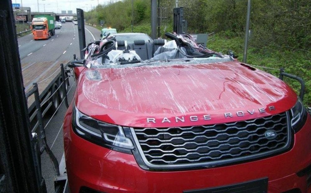 Range-Rover-Velar-loses-its-roof-in-crash.thumb.jpg.e7df9c556ad6a7b43bea3dcf23a8e748.jpg