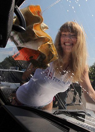 article-2017403-0D1A726500000578-455_306x423.jpg.404f8be1b68863679b6bd18940c3f82c.jpg