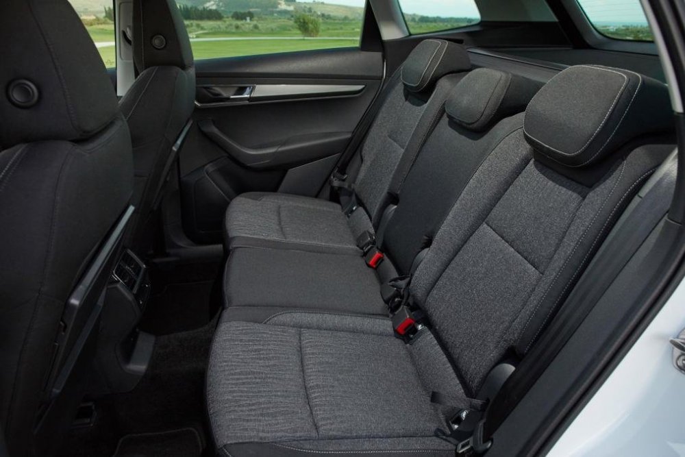 skoda_karoq_interior_03.thumb.jpg.b5387955c2bdddd5253f3c78b43d470b.jpg
