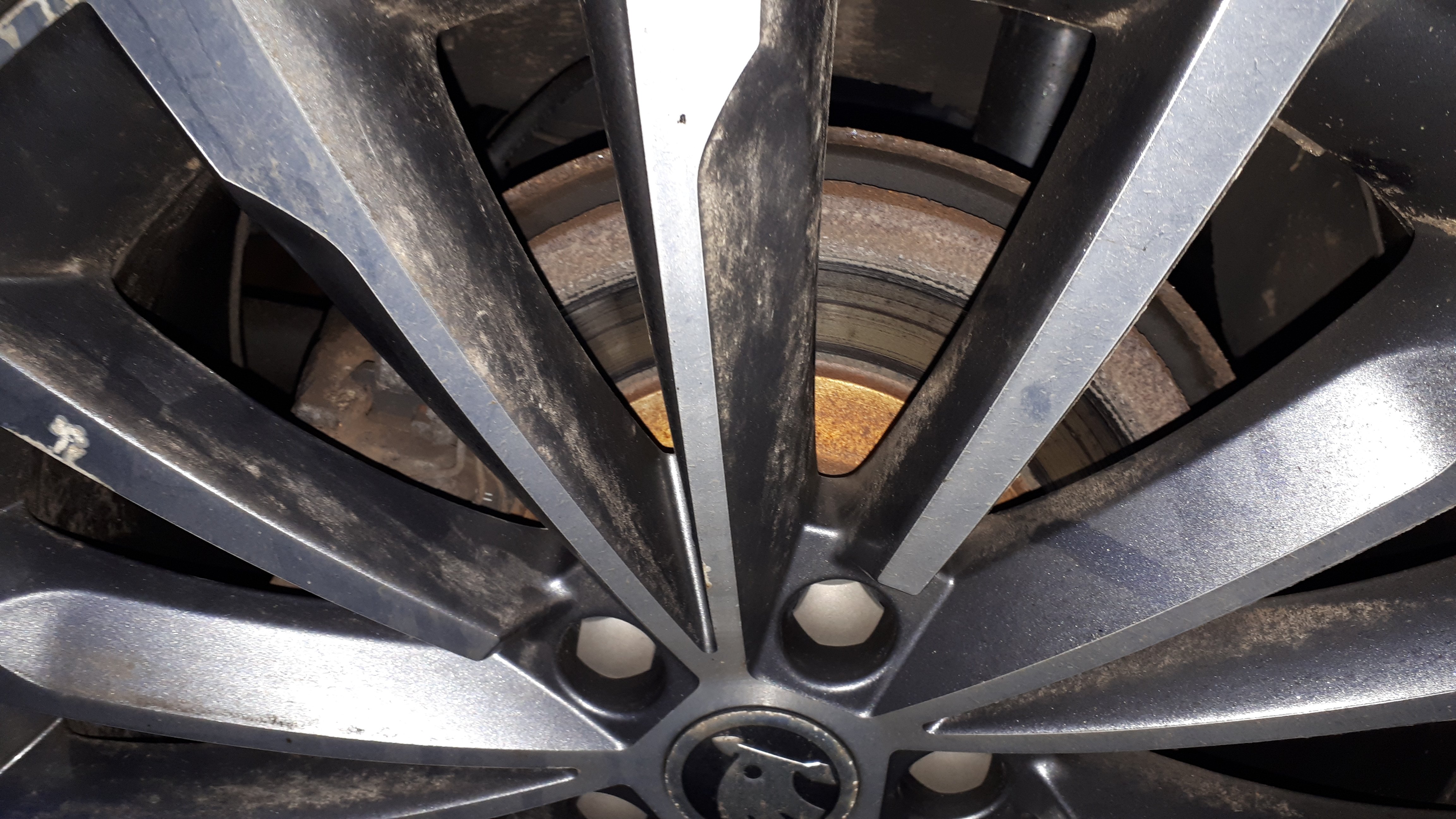 Brake pads not fully contacting discs Skoda Superb Mk III (2015
