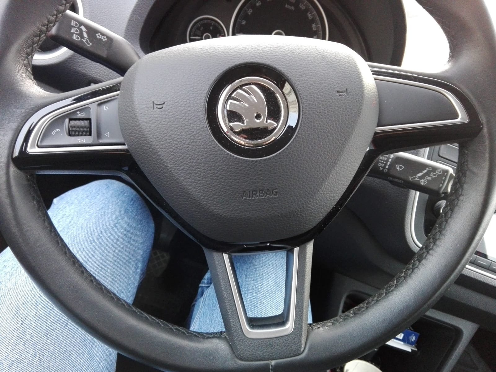 Multifunction steering wheel adding one to pre face lift model