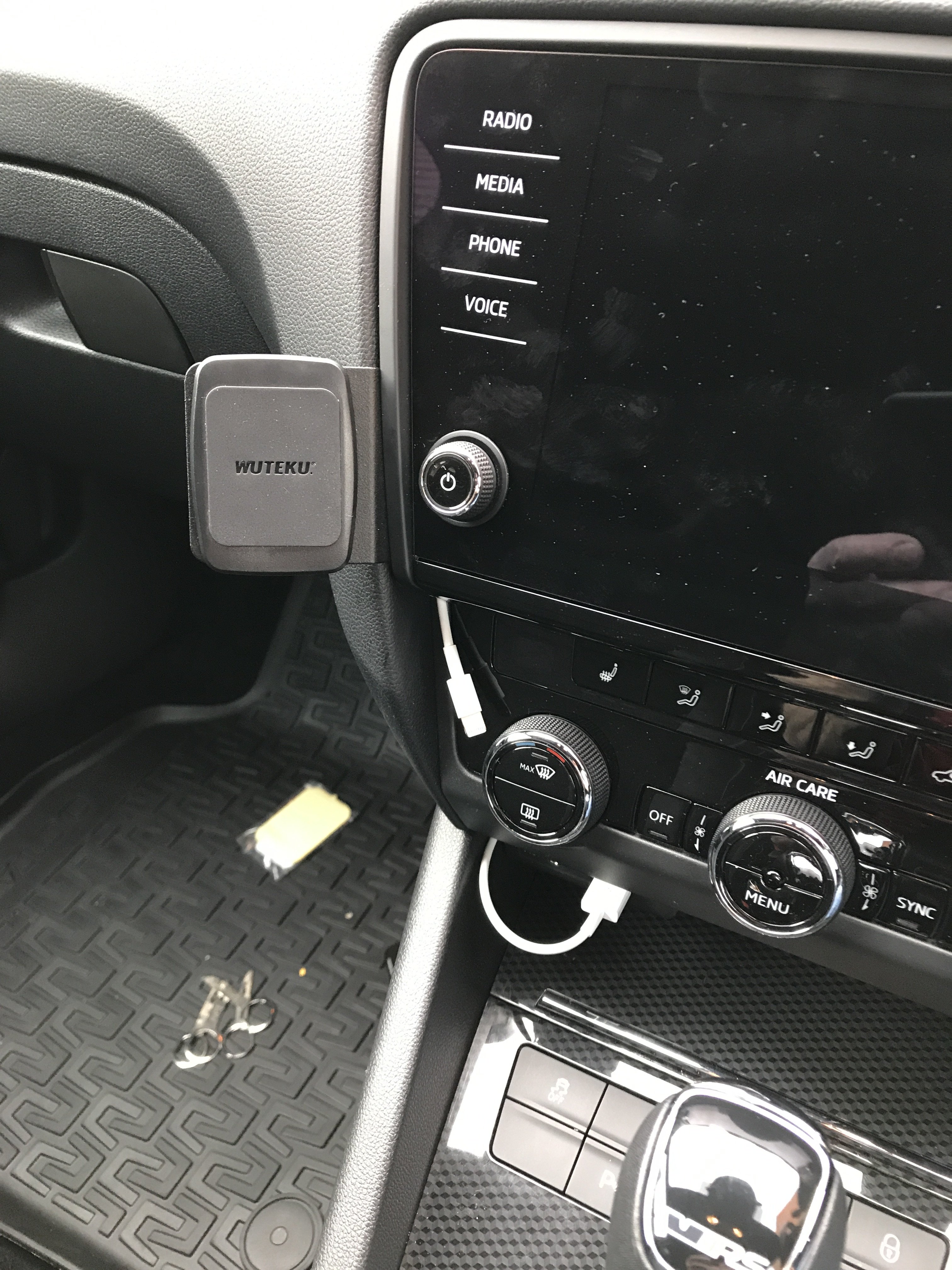 Skoda superb outlet phone holder