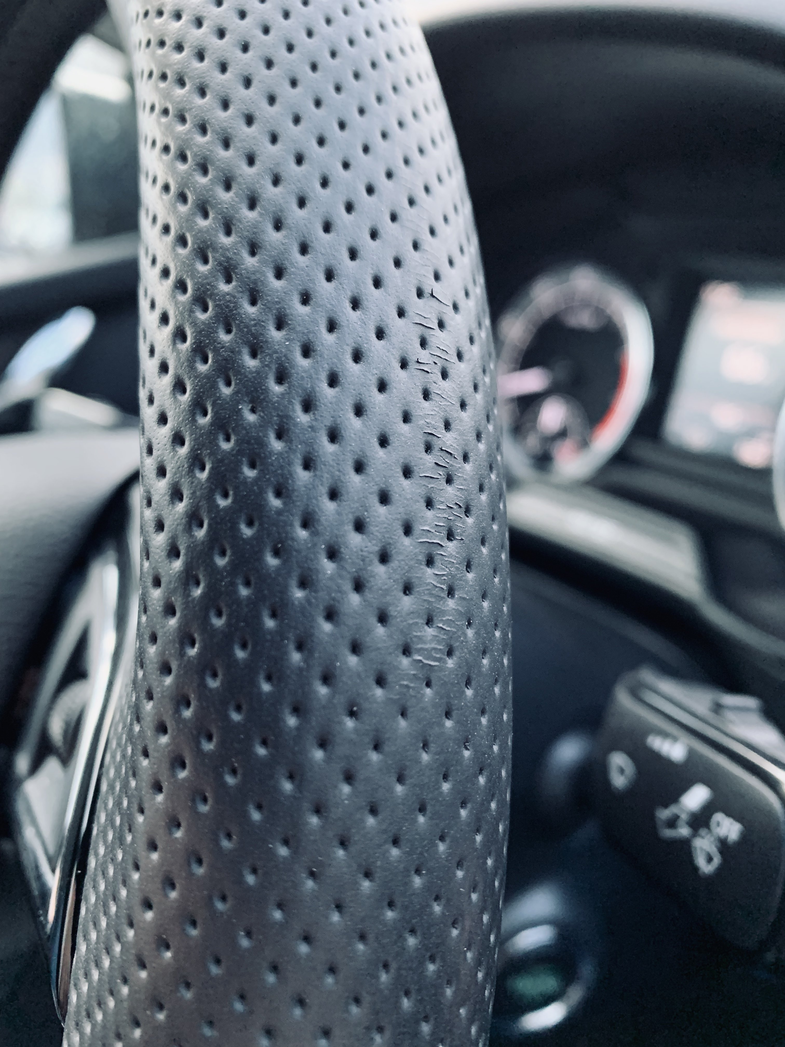 How to fix steering wheel “scratch” Skoda Octavia Mk III (2013 2020