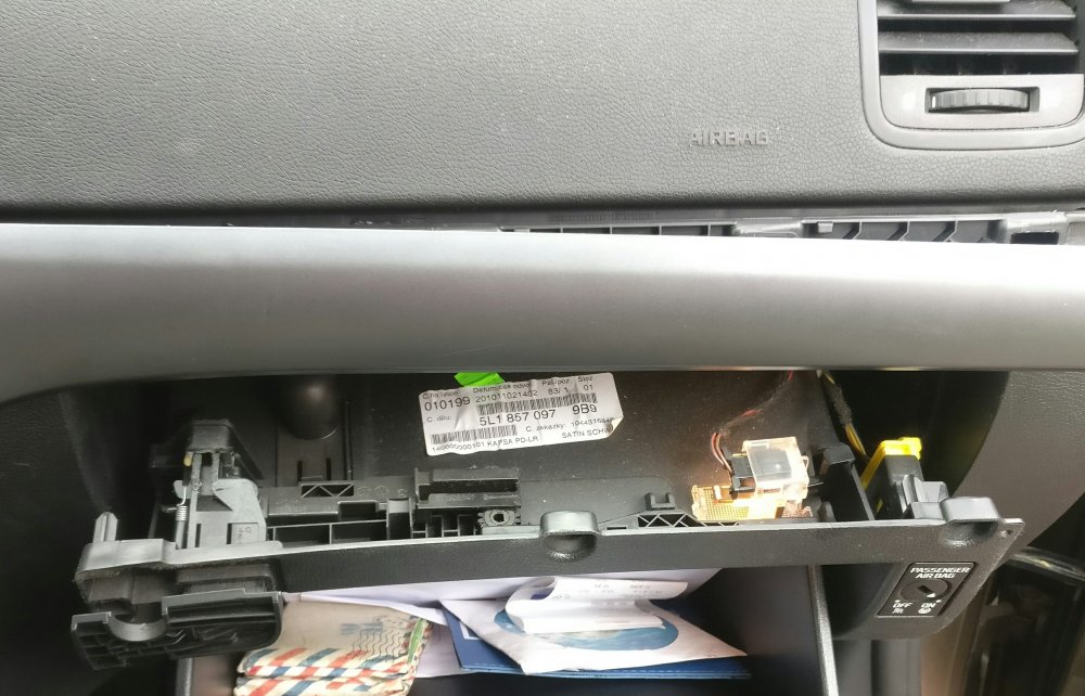 glove box falls open Skoda Yeti BRISKODA
