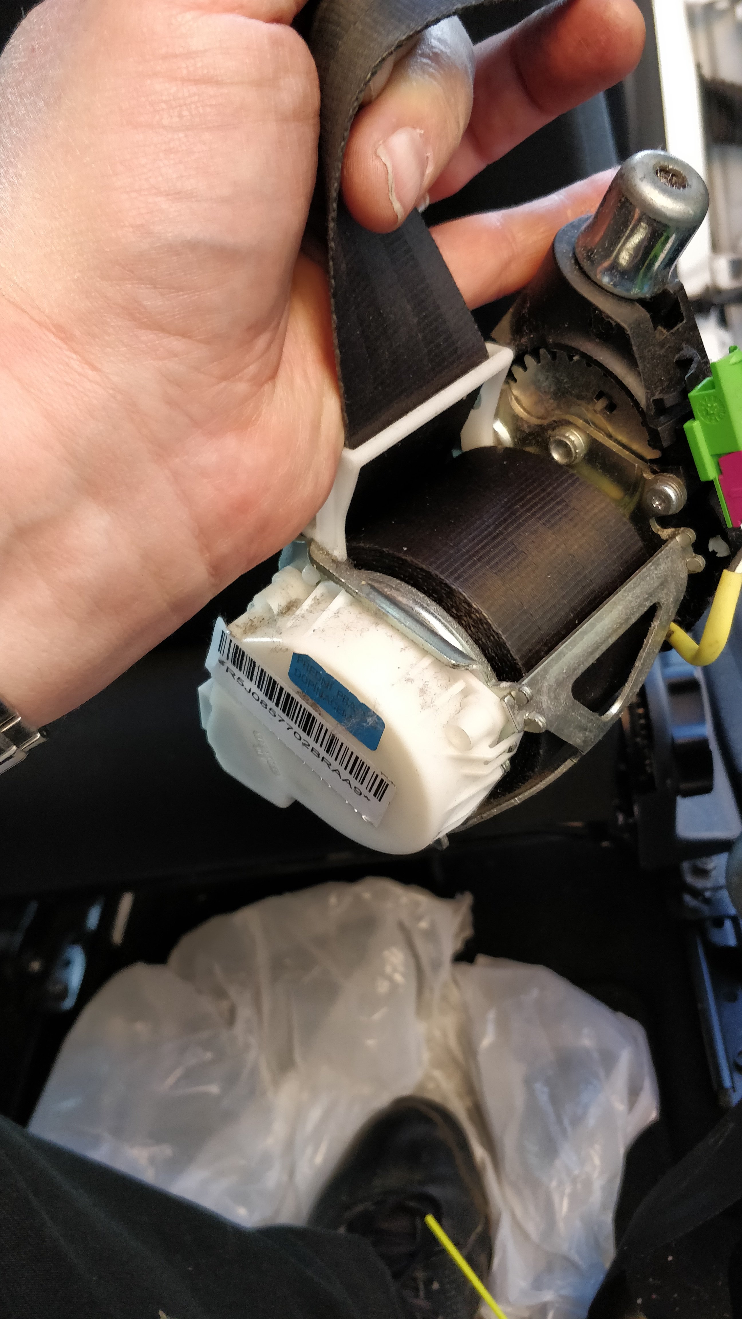 drivers seat belt wont pull out fully Skoda Fabia Mk III (20142021