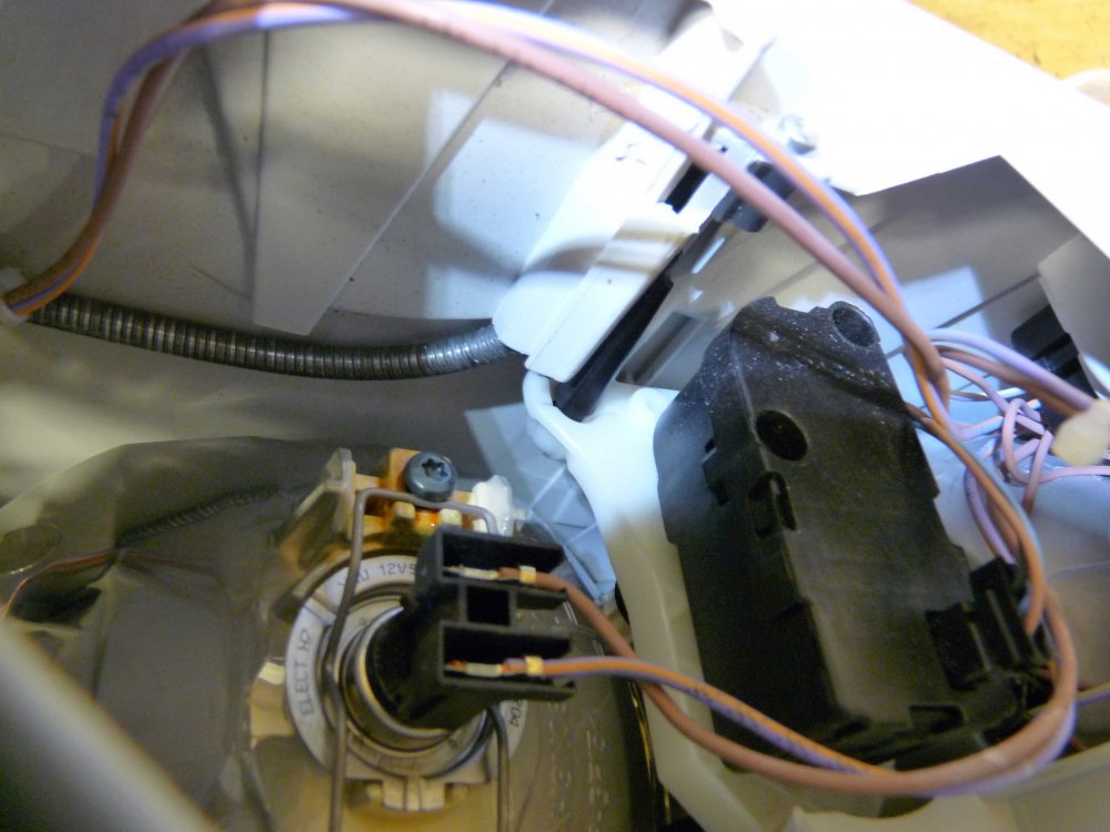 Octy-Headlight-adjuster2.jpg