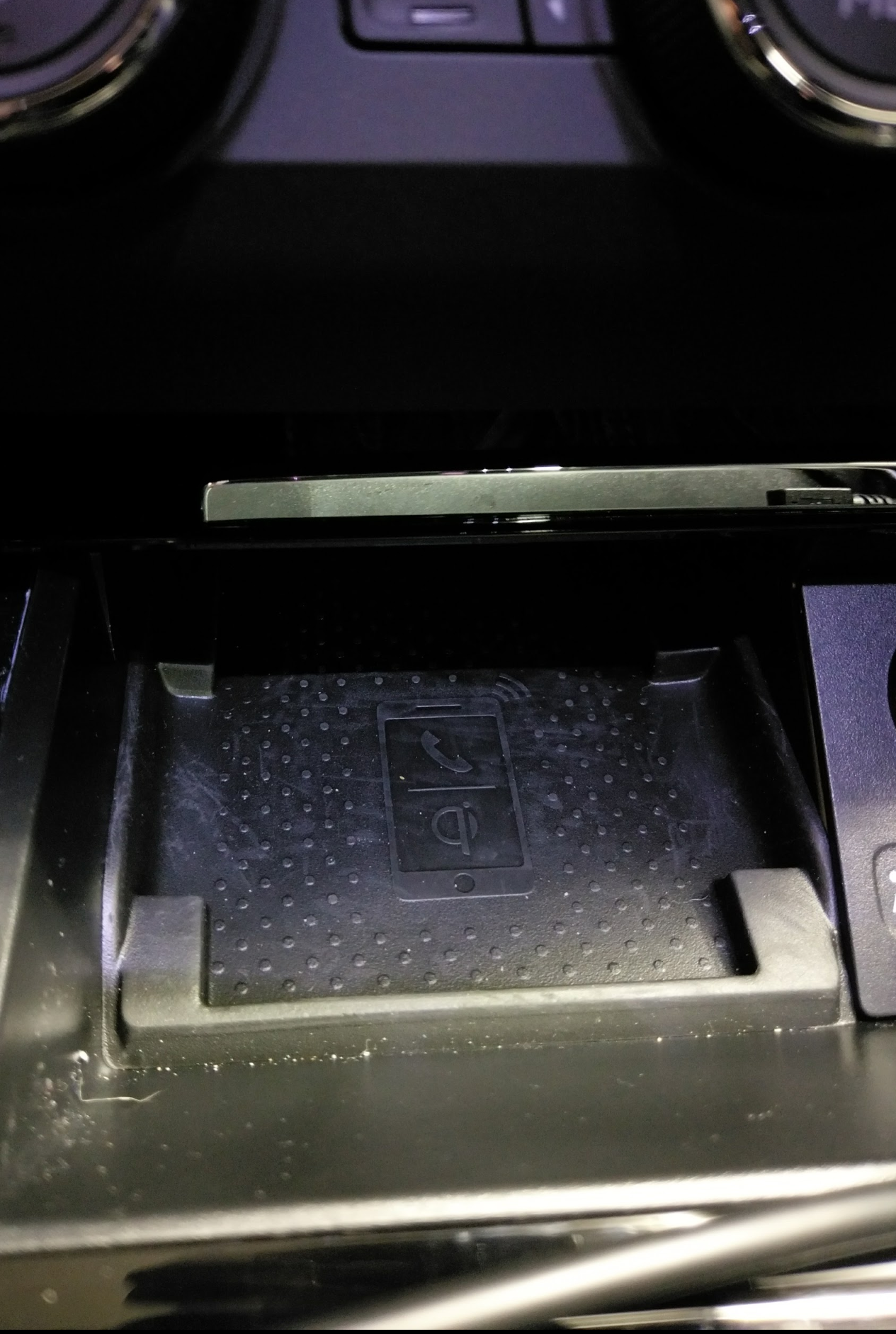 Qi wireless phone charger stopped working Skoda Superb Mk III (2015