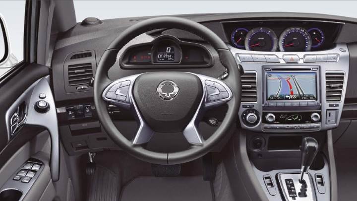 ssangyong-rodius-2013-dashboard.jpg.5f5a32a4dc37e0e257262cf943032da9.jpg