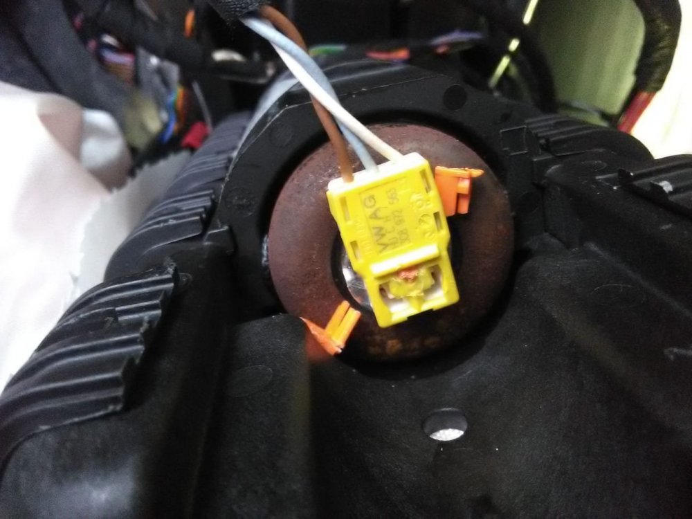 1645286949_MrMagoodestroyedairbagconnectorwithorangebitsremoved.thumb.jpeg.0163beecf9e8b0327e4d323d9f400b4d.jpeg