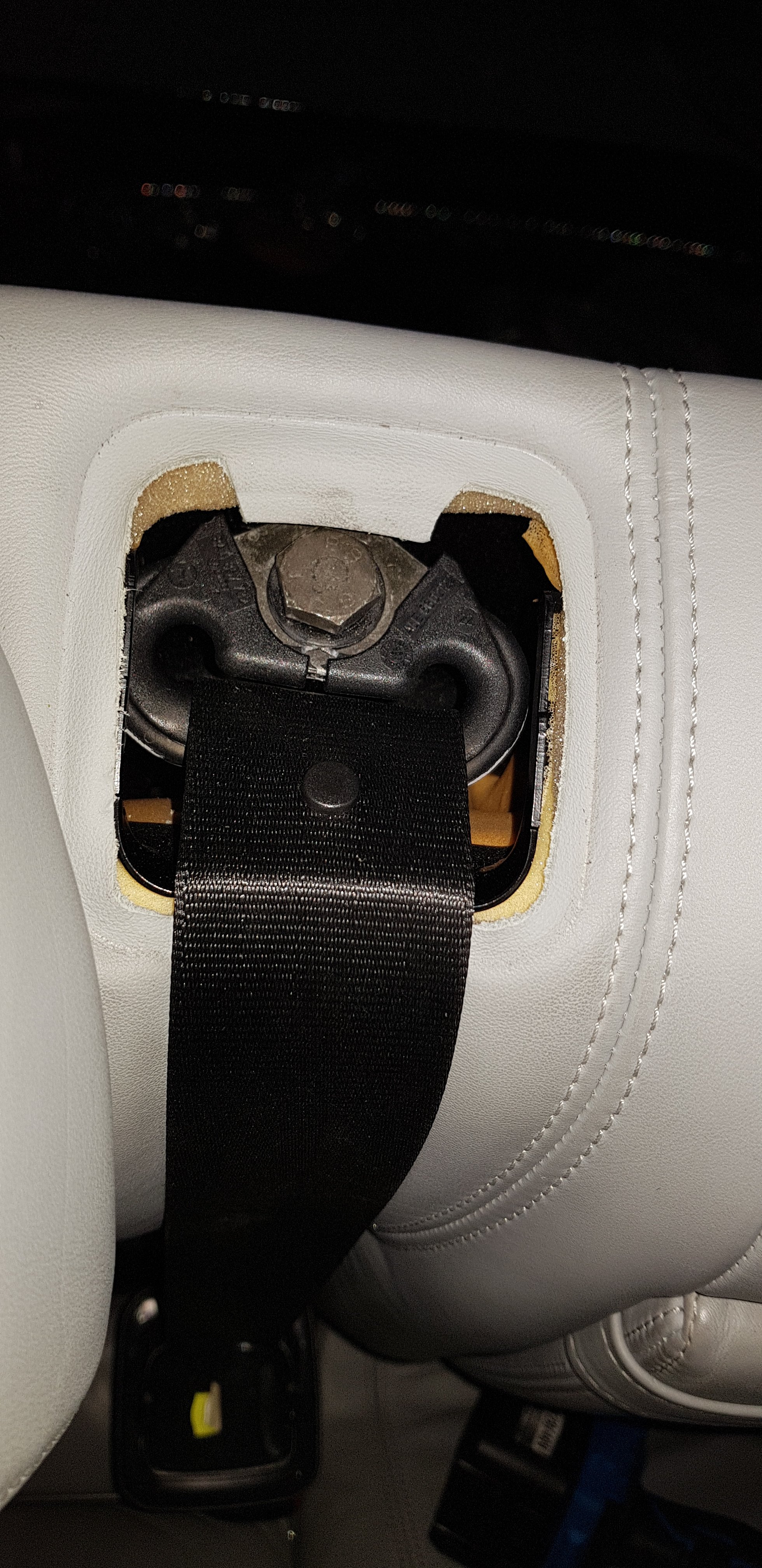 Rear centre seat belt won't pull out. General Maintenance BRISKODA