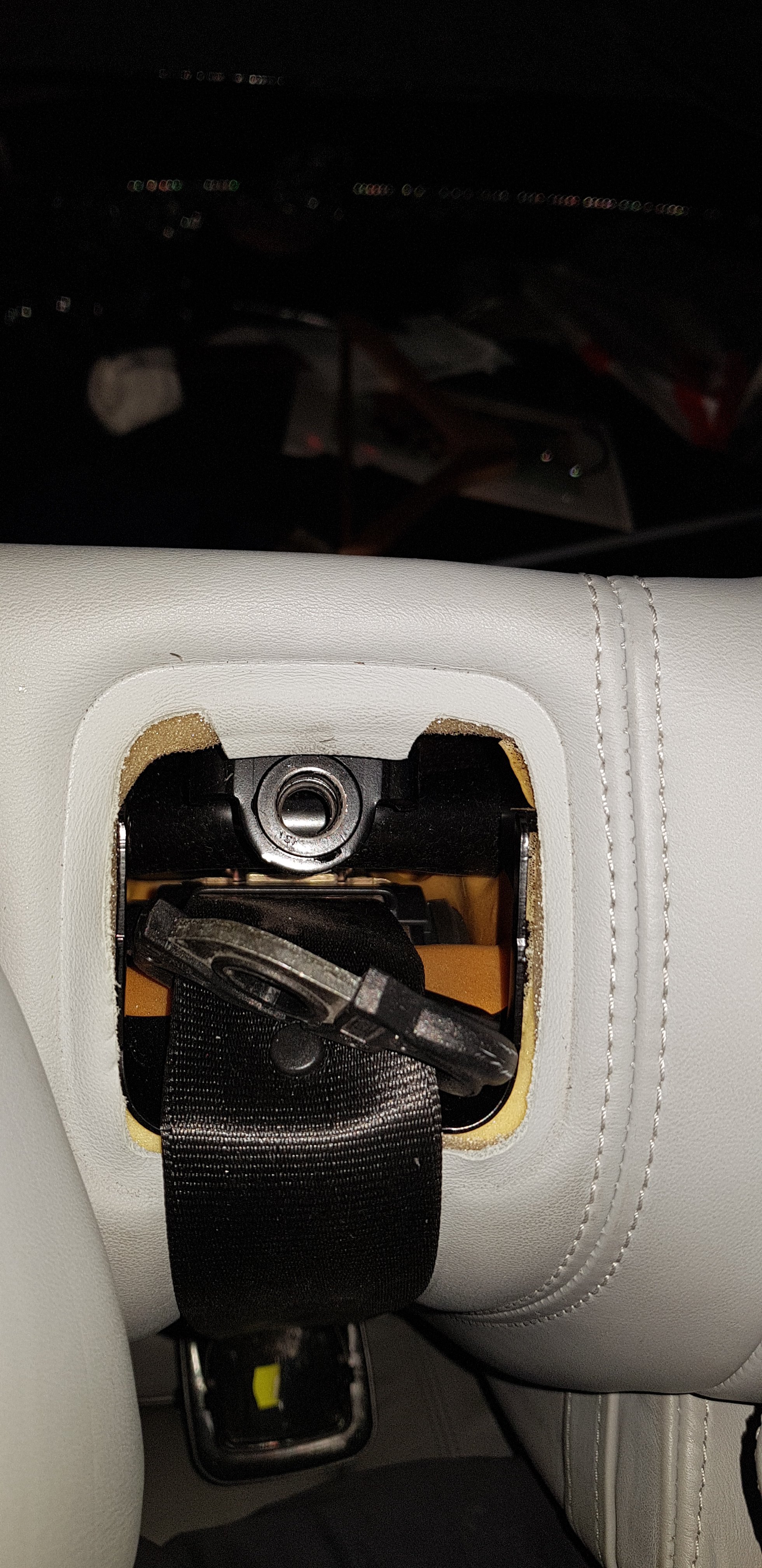 Rear centre seat belt won't pull out. General Maintenance BRISKODA