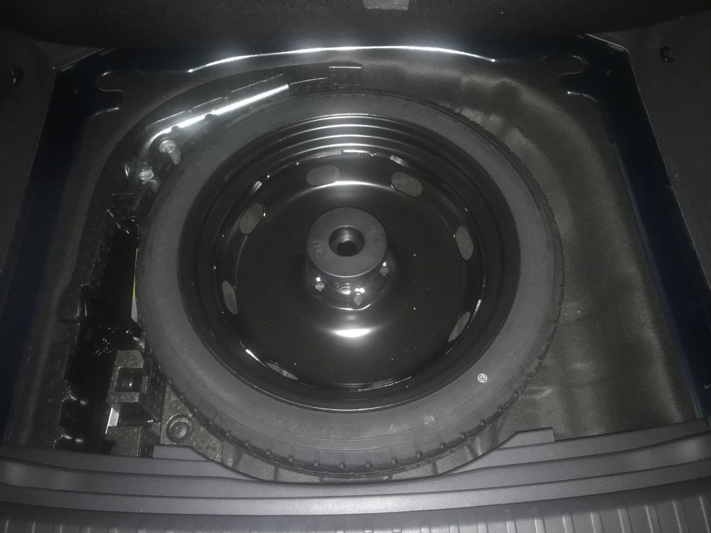 Skinny wheel on SE-L with Varioflex seats.jpg
