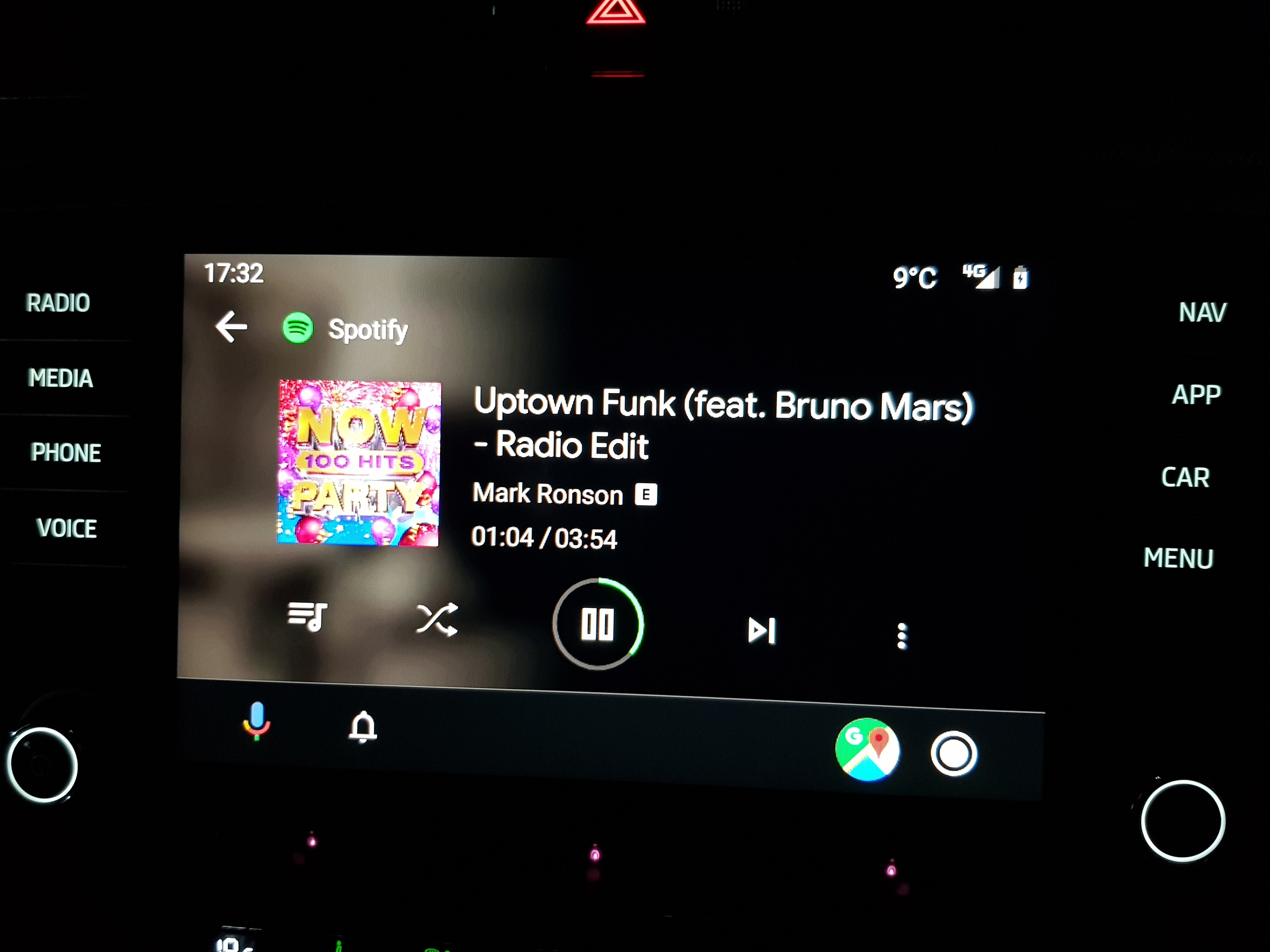 Infotainment system displaying the wrong song information
