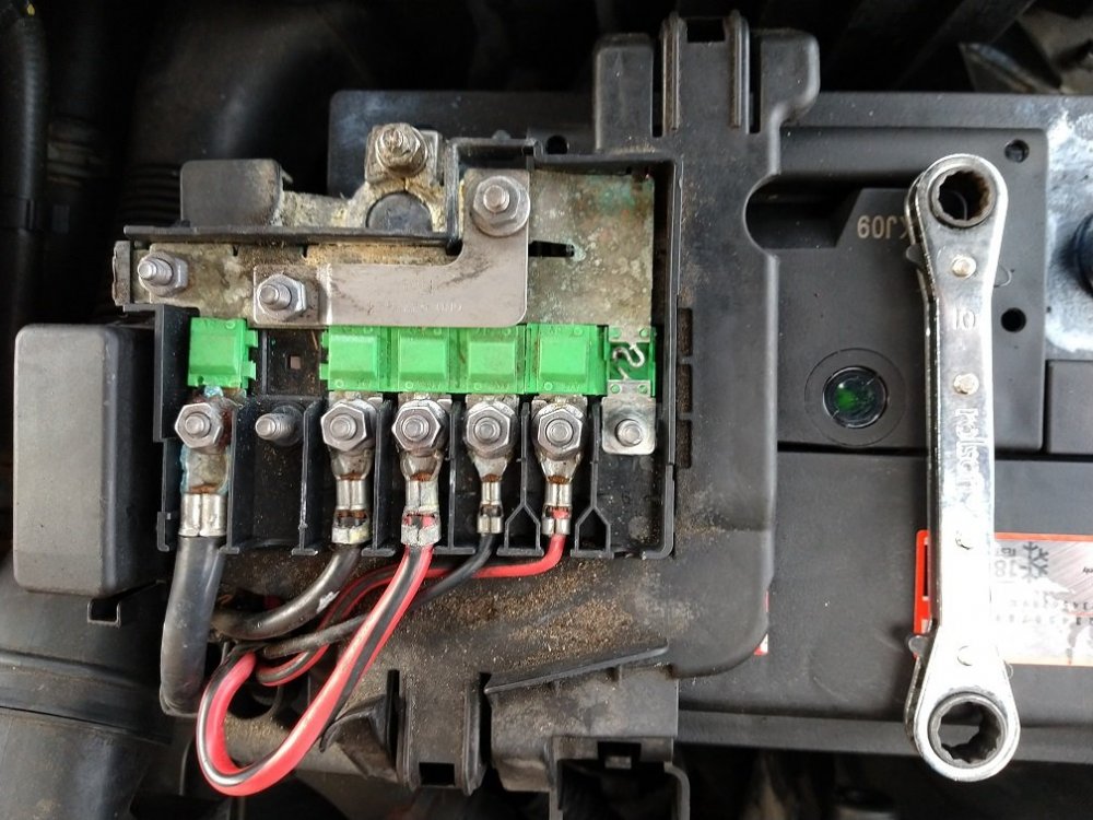 FabiaMk2BlownBatteryFuseMovedToUnusedSpot.jpg